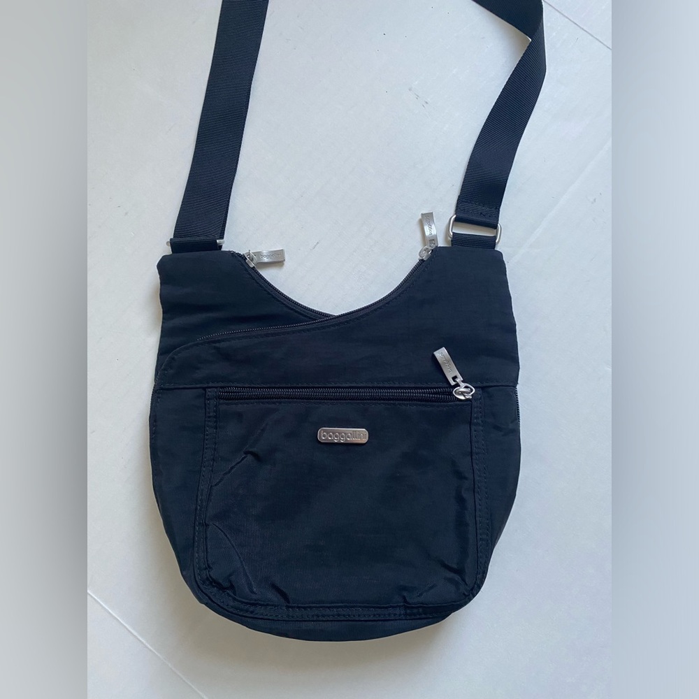 Baggallini Pocket Crossover Crossbody Fabric Bag Black Excellent Condition